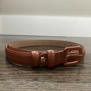 Skinny leather belt w/ UGG bag